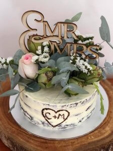 stunning rustic style wedding cake